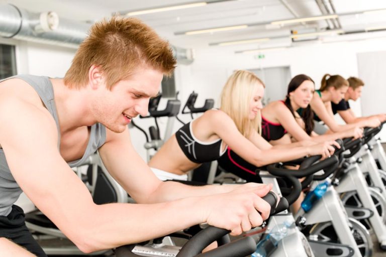 Centre de fitness - Exercice d'aérobie