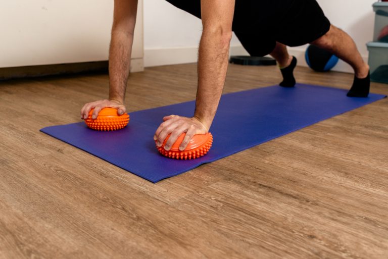 Exercice de proprioception en position de la planche