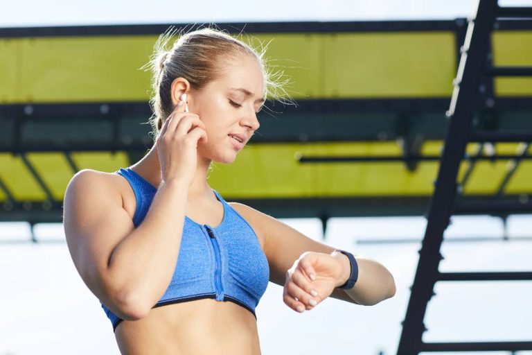 jeune femme regardant sa montre connectée après entrainement