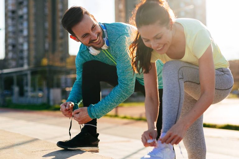 couple se prépare pour un running