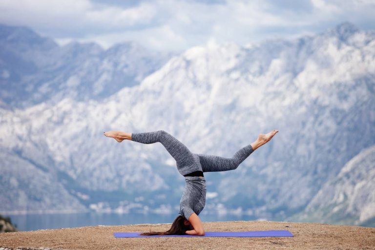 femme en legging faisant du yoga en plein air